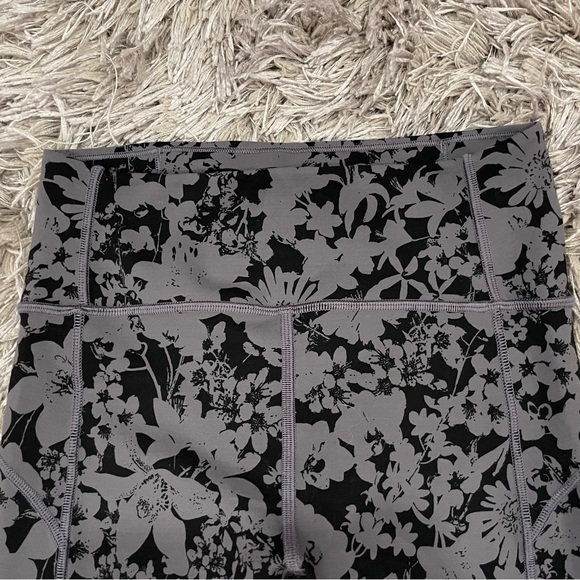 Lululemon In Movement Crop Leggings Black Gray Floral 4 - Picture 2 of 5